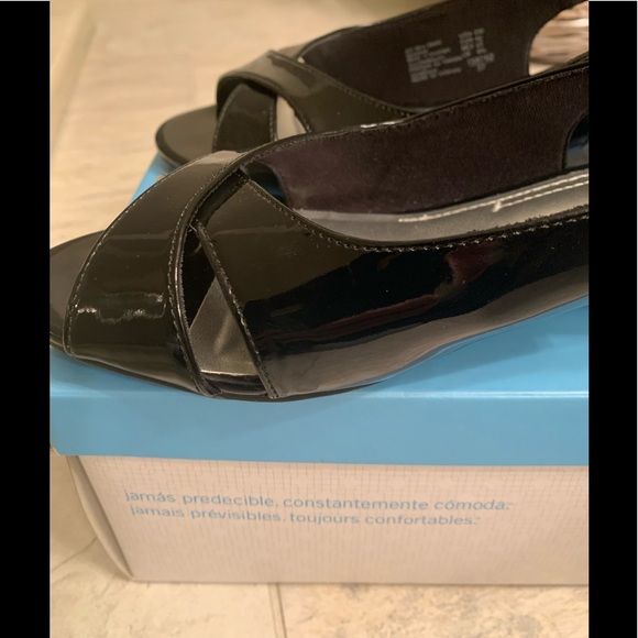 comfort plus by Predictions Nenet Black Patent Leather Wedge - Picture 9 of 12